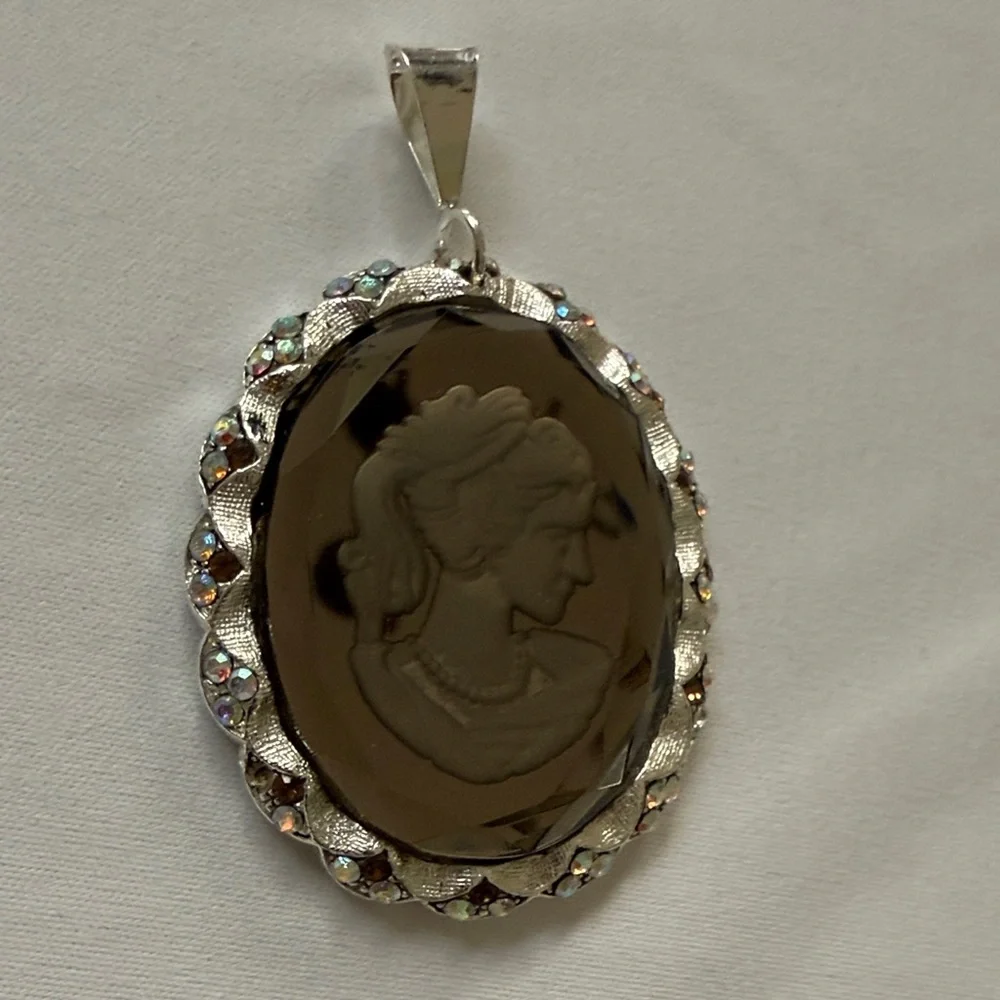Elegant Silver Cameo Pendant​
